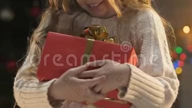 圣诞礼物的快乐女孩，假日孤儿院<strong>志愿服务</strong>的概念